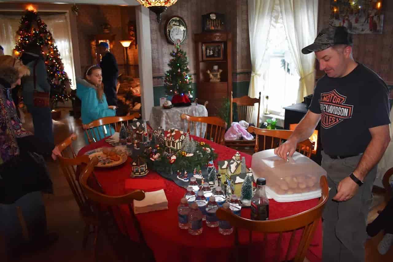 Join a Holiday Cookie Tour