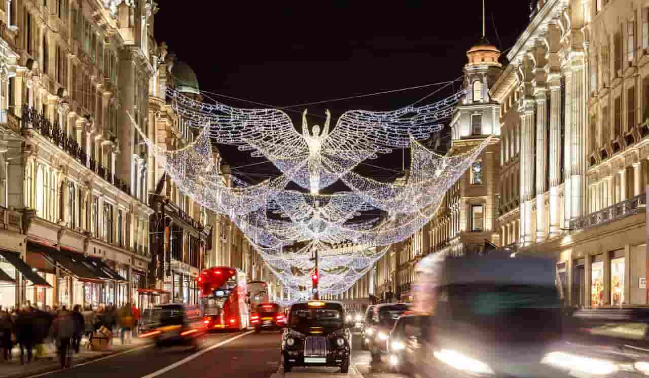 Stroll Down Festive Thames Street
