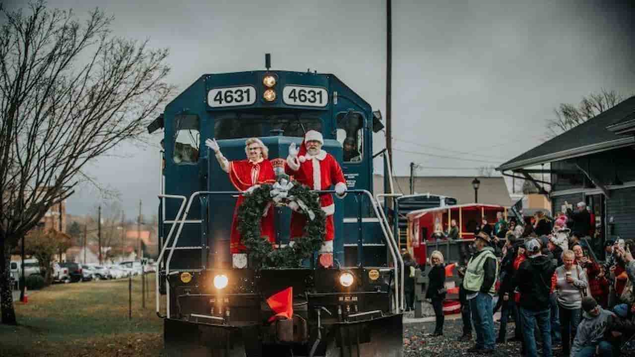 Take a Christmas Scenic Train Ride
