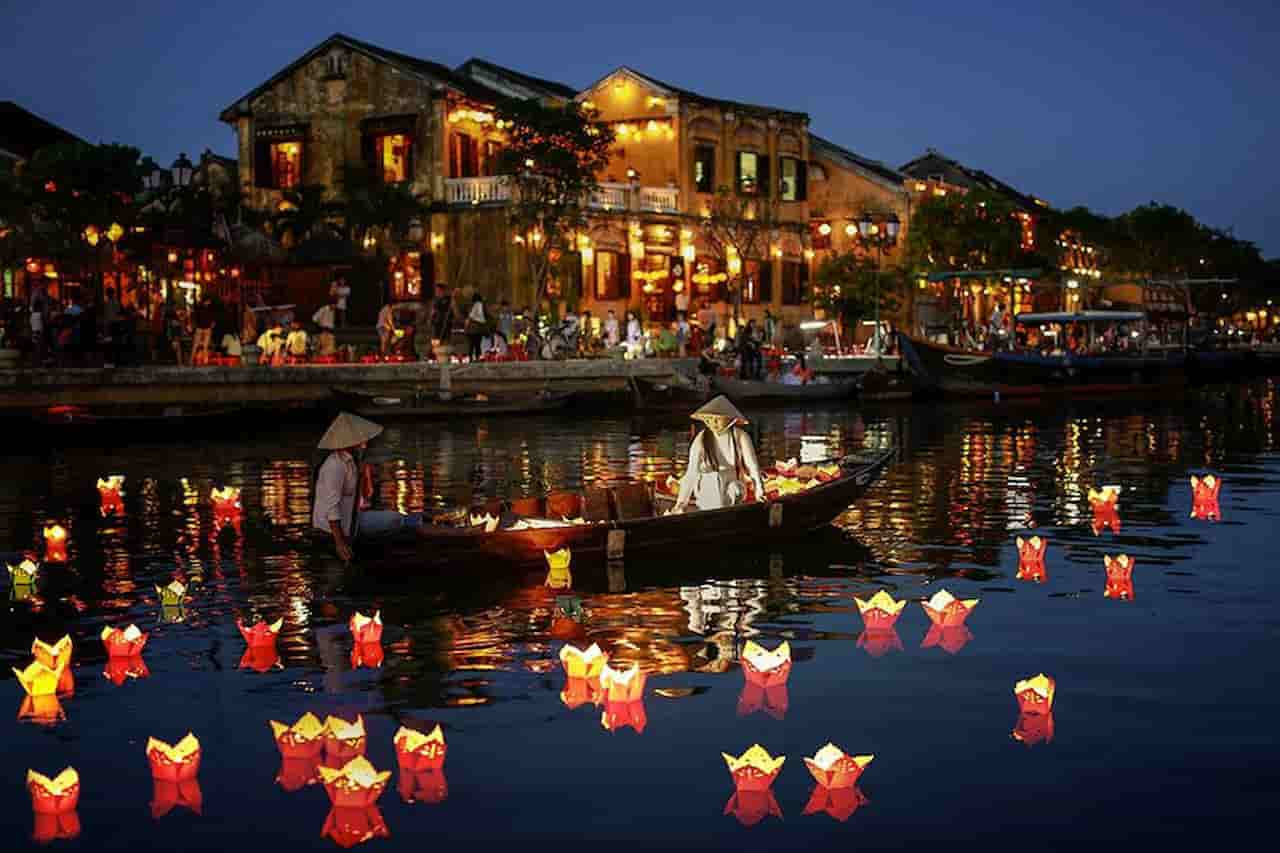 Take a Holiday Lantern Tour