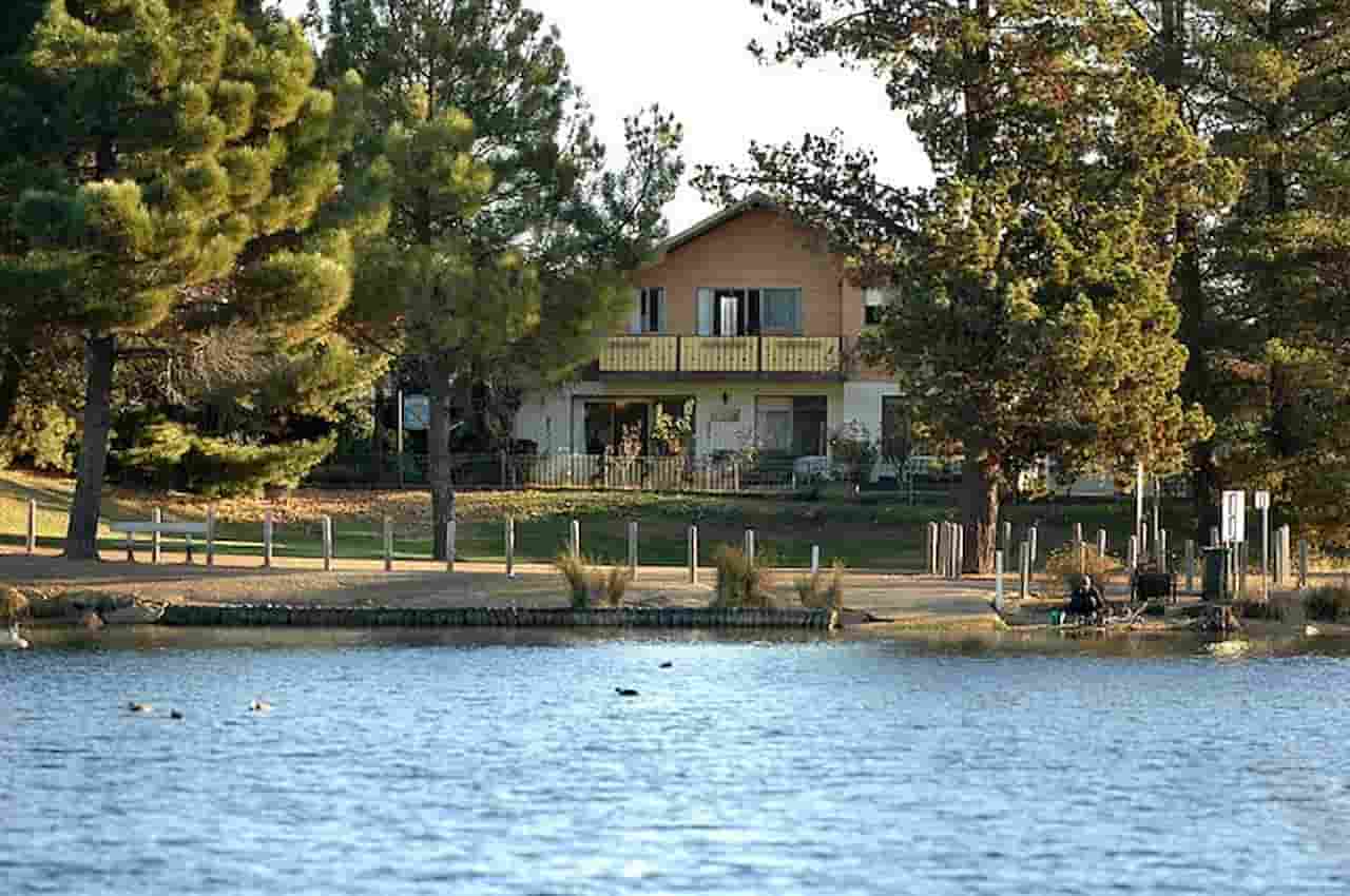 Lakeside Chalet on Lake Francis