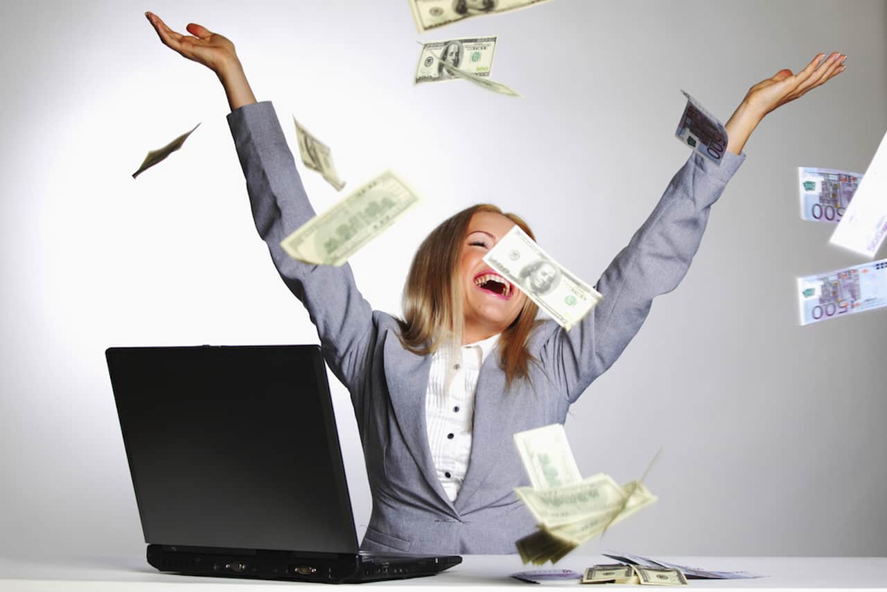how much do disney travel agents make 1
