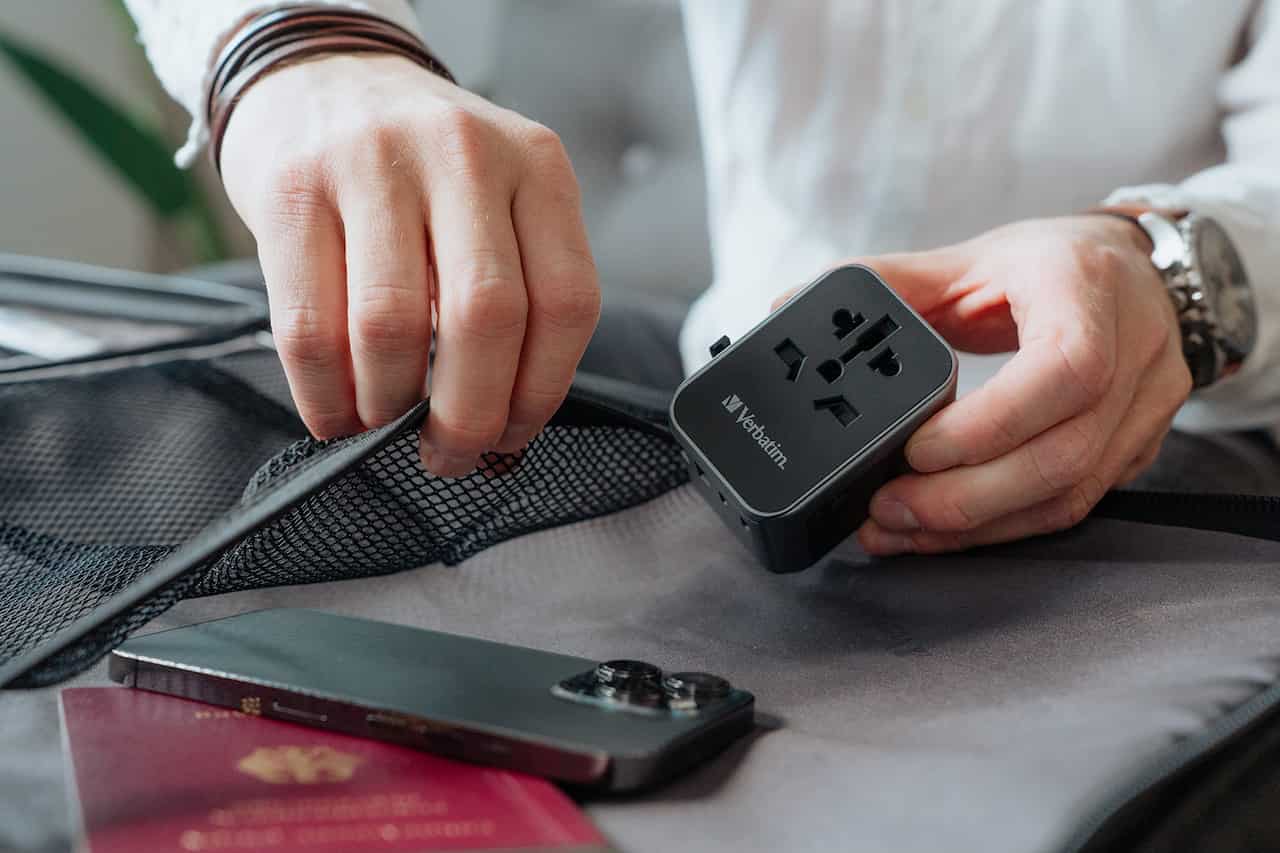 travel universal adapter with safety shutter how to use 1