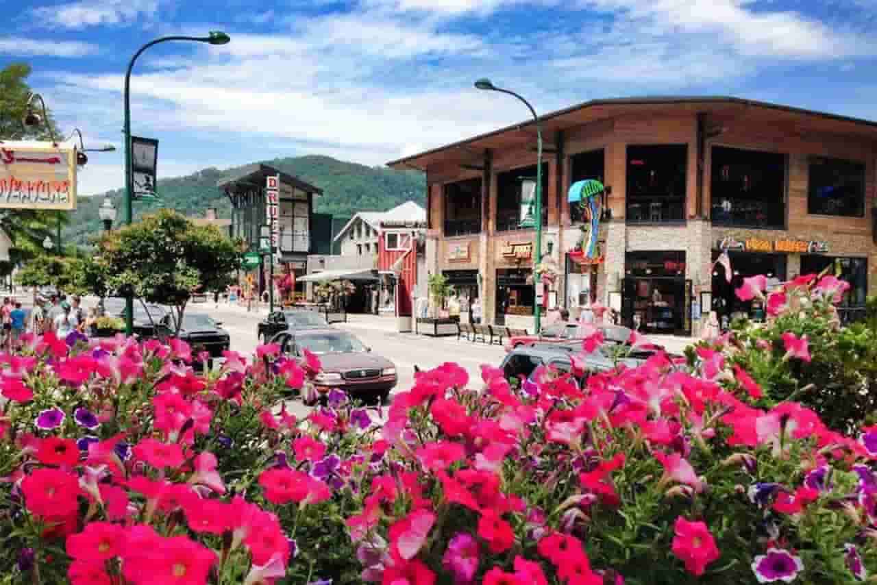 when is the best time to visit gatlinburg tennessee Spring