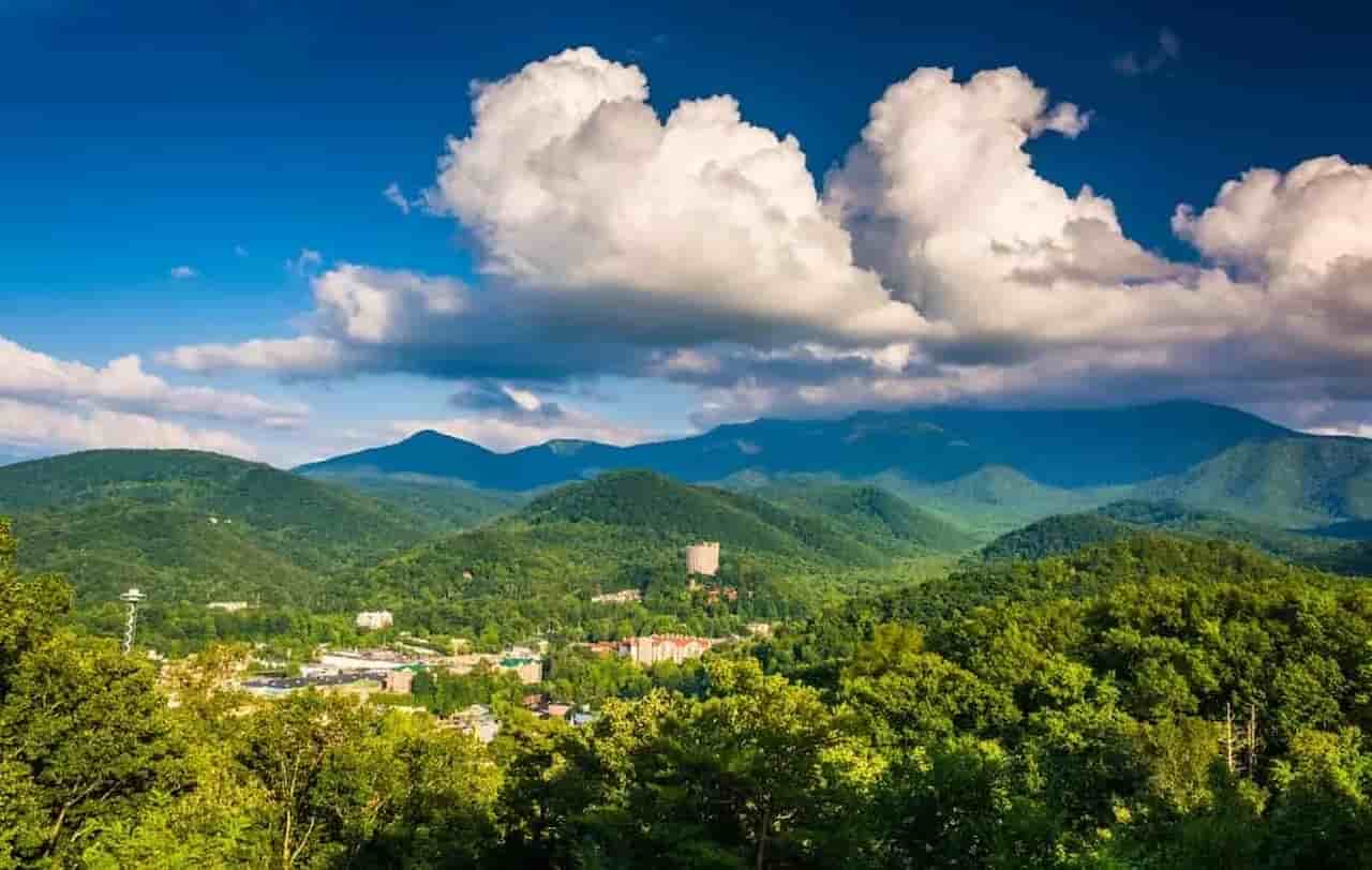 when is the best time to visit gatlinburg tennessee Summer