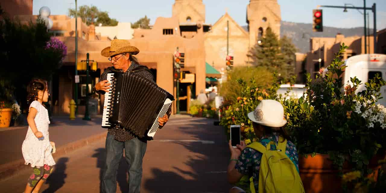 what is the best time to visit santa fe Spring